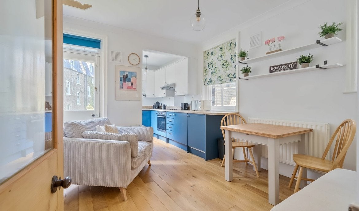 Flat Kennington Road in Greater London