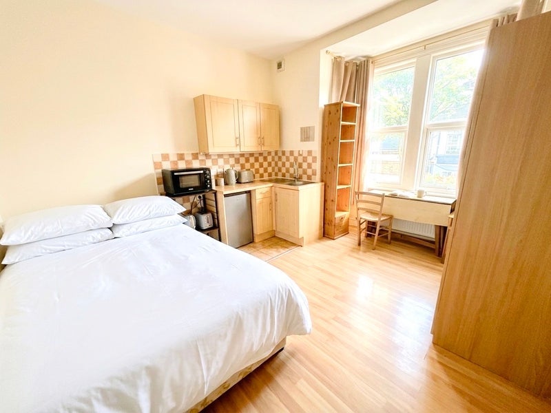 Flat Sterne Street in Greater London