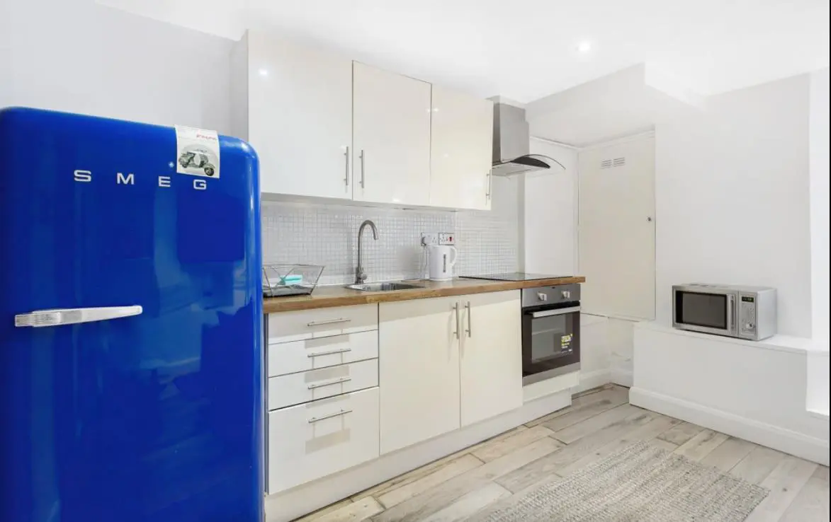Flat Waller Road in Greater London