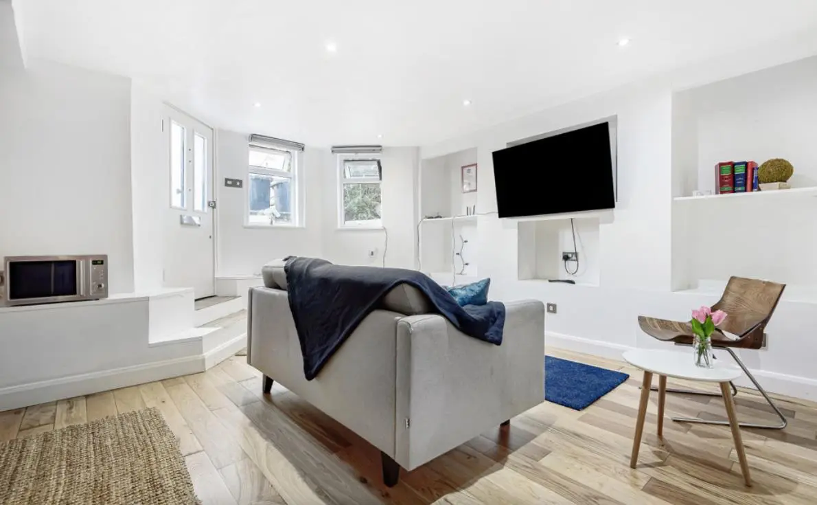 Flat Waller Road in Greater London