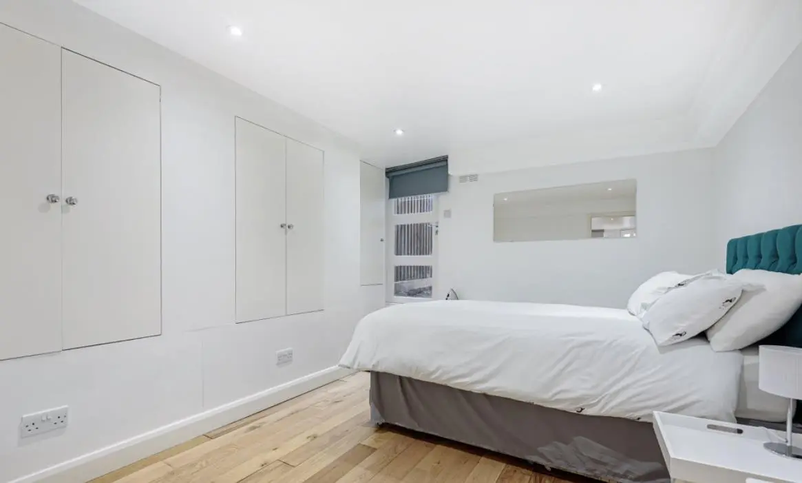 Flat Waller Road in Greater London
