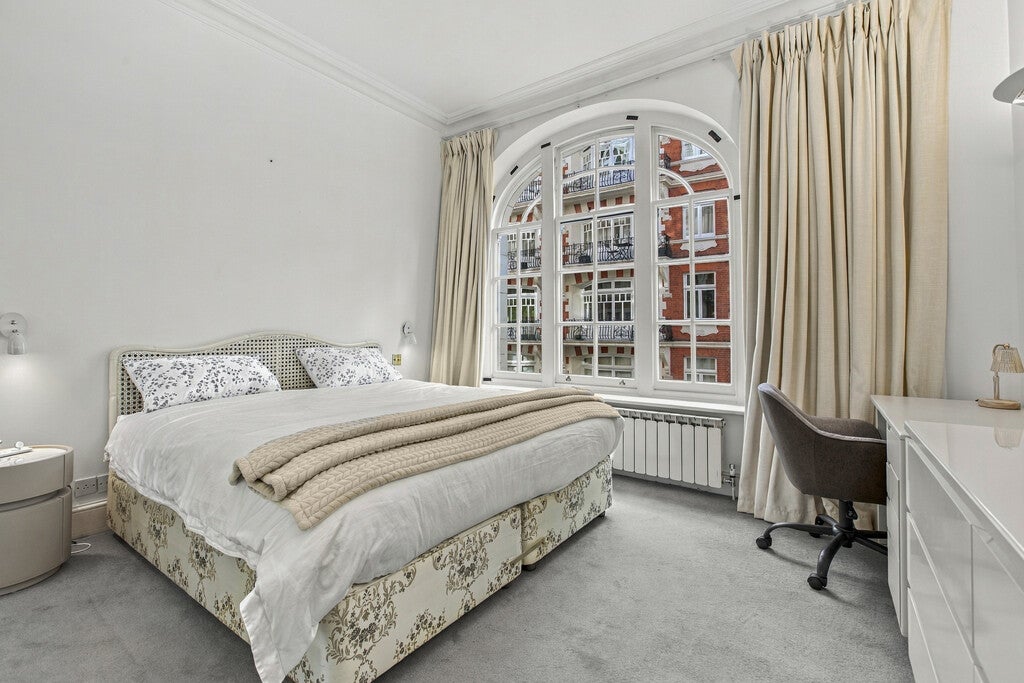 Flat Basil Street in Greater London
