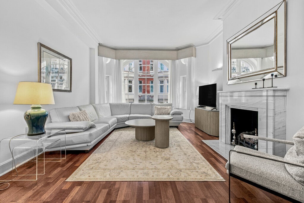 Flat Basil Street in Greater London