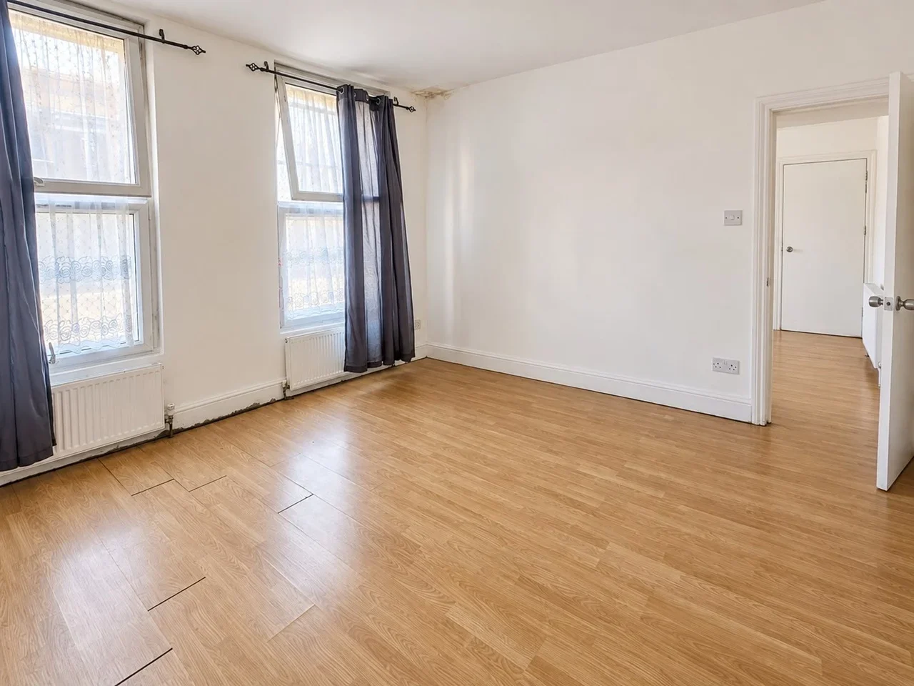 Flat Whitechapel Road in Greater London