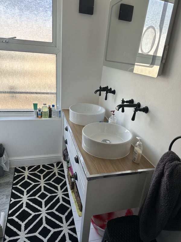 Flat Burchell Road in Greater London