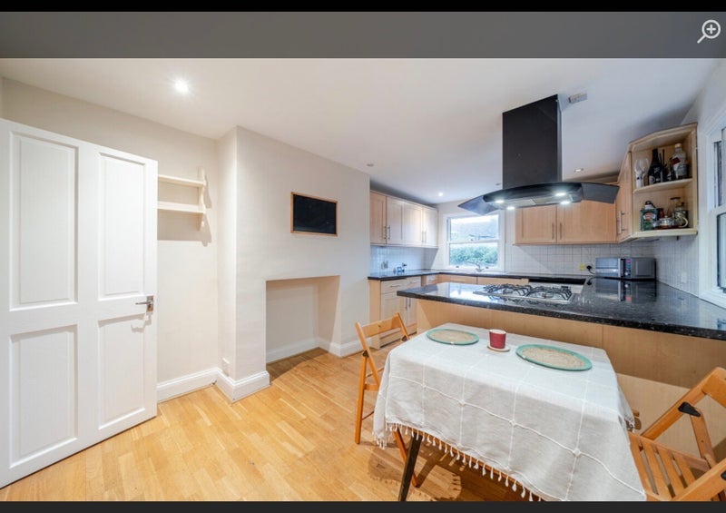 Room Roskell Road in Greater London