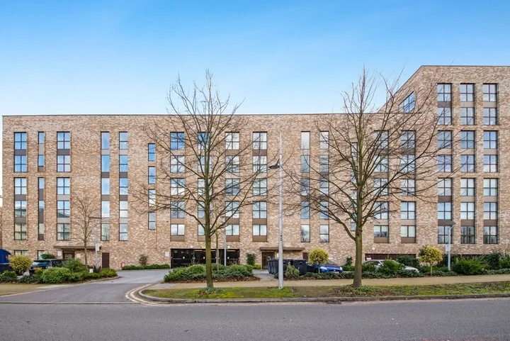 Flat Lakeside Drive in Greater London