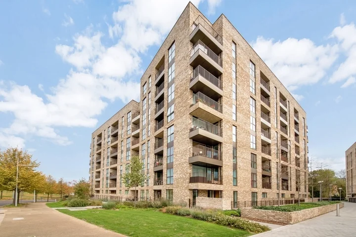 Flat Lakeside Drive in Greater London