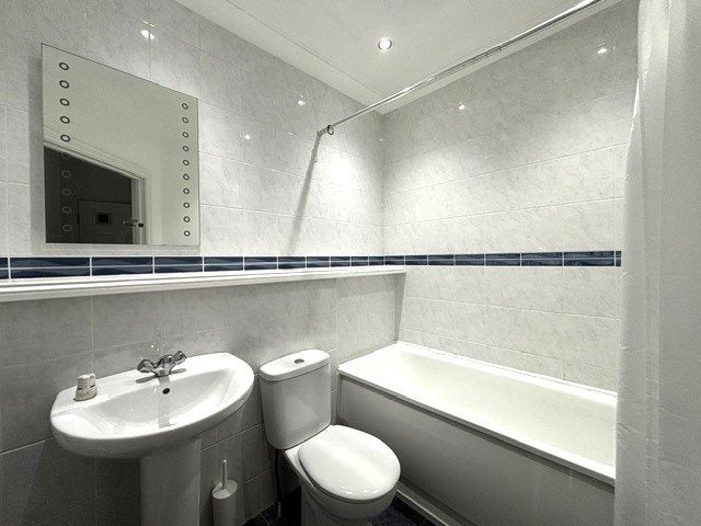 Flat Carisbrooke Road in Newport