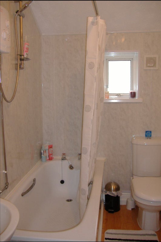 Room Cottrell Road in Cardiff