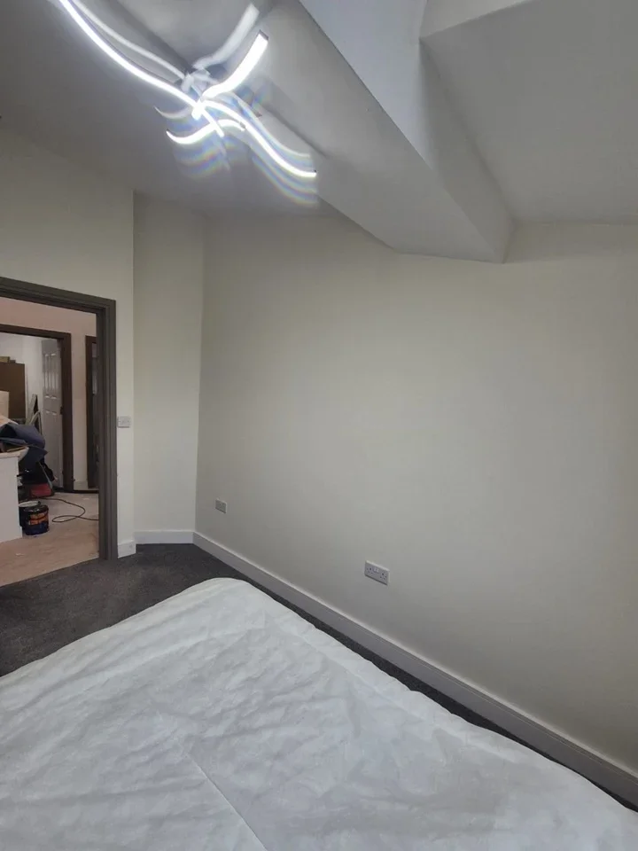 Room Moorland Road in Greater London