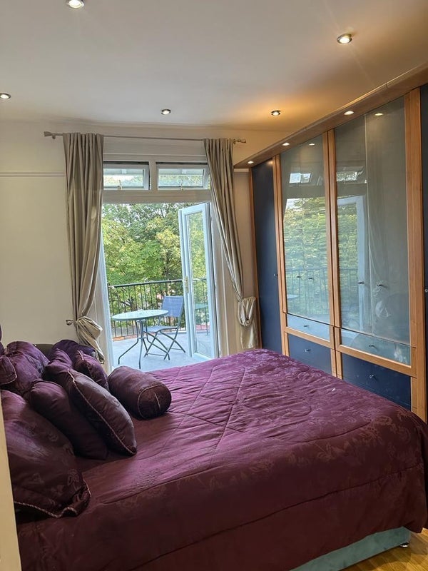 Room Blenheim Park Road in Greater London