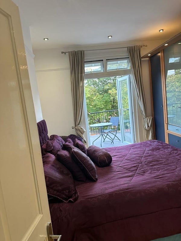Room Blenheim Park Road in Greater London