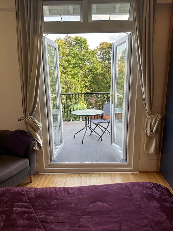 Room Blenheim Park Road in Greater London