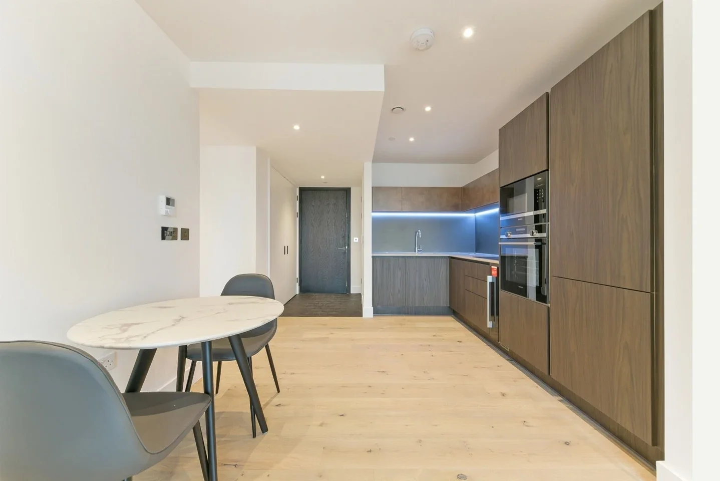 Flat Trenchold Street in Greater London
