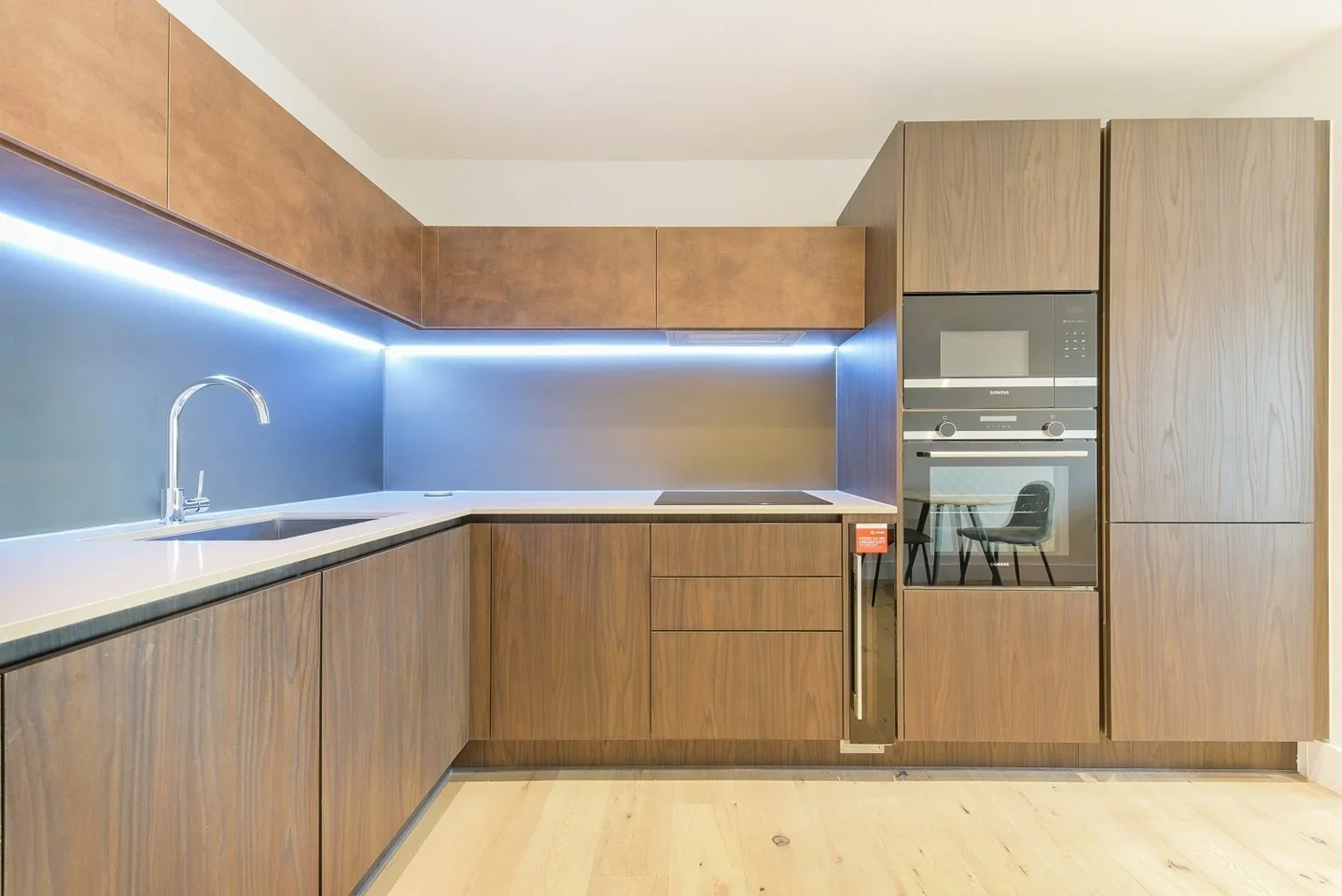 Flat Trenchold Street in Greater London