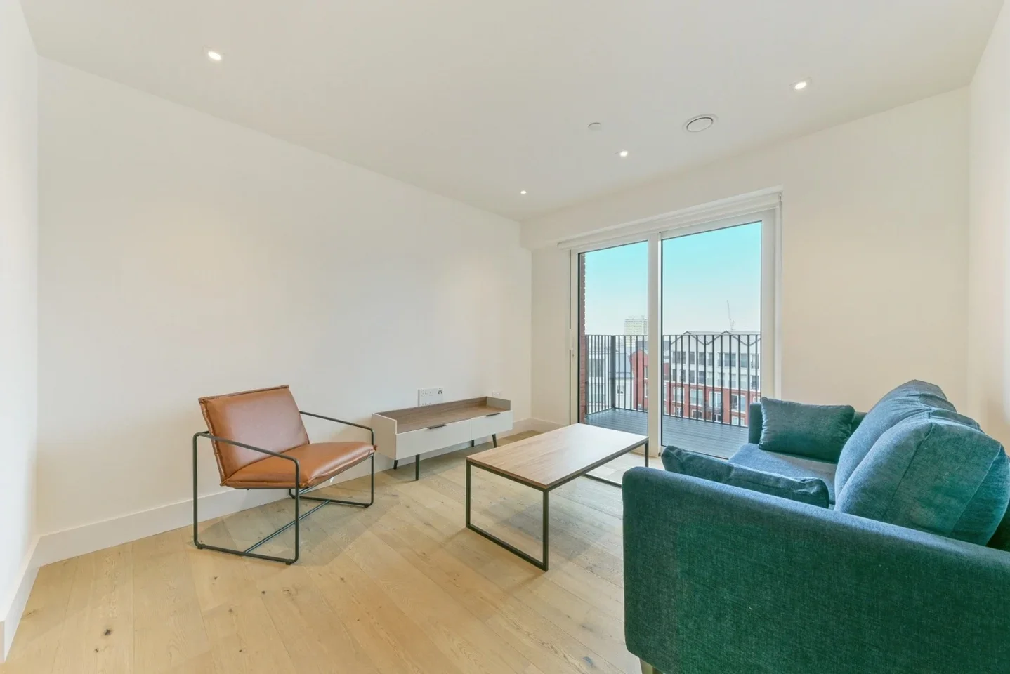 Flat Trenchold Street in Greater London