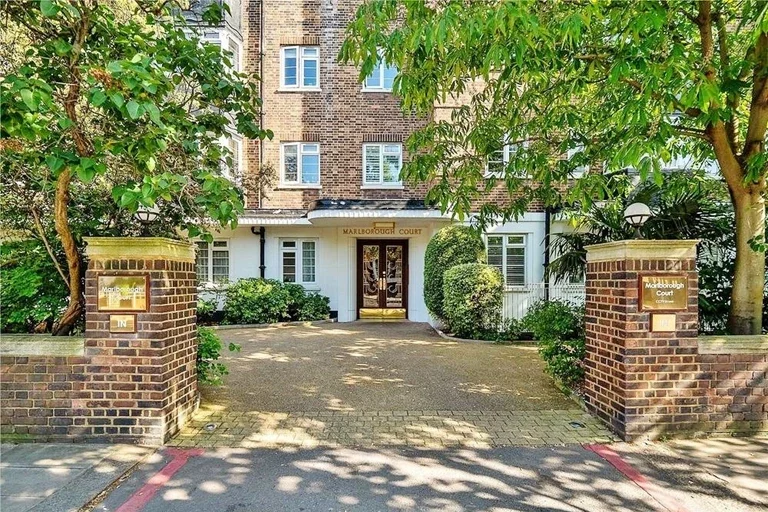Flat Hammersmith Road in Greater London