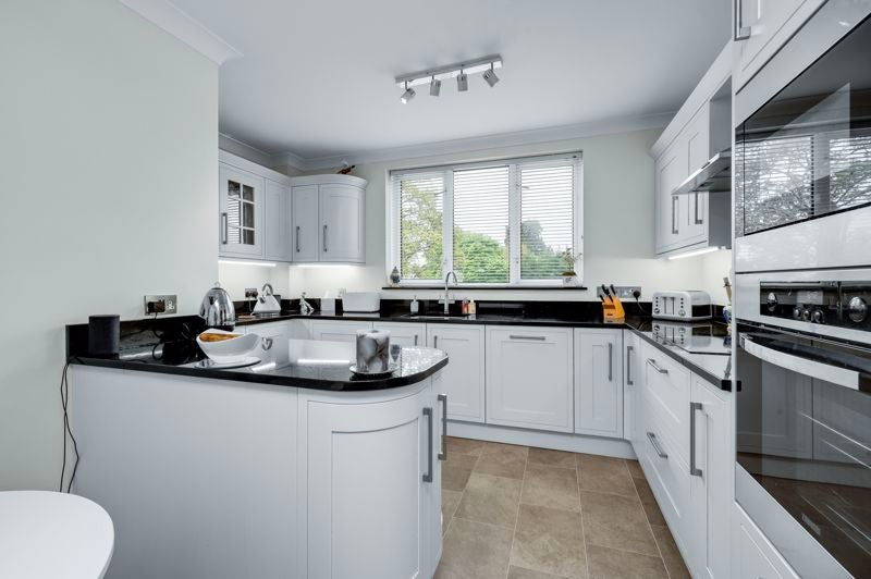 Flat Oakhill Gardens in Elmbridge