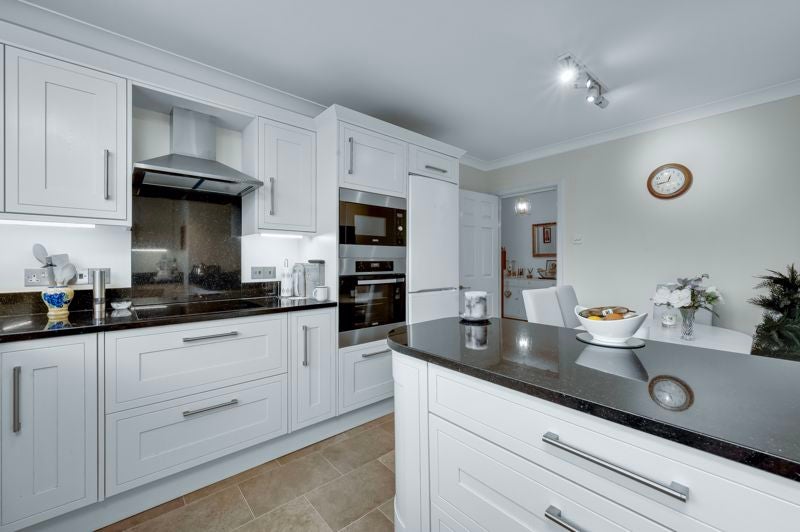 Flat Oakhill Gardens in Elmbridge