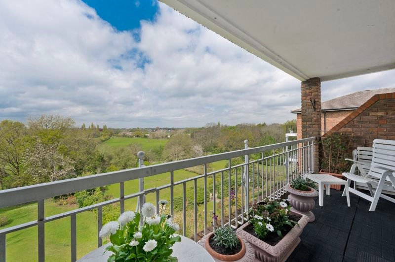Flat Oakhill Gardens in Elmbridge
