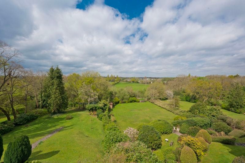 Flat Oakhill Gardens in Elmbridge