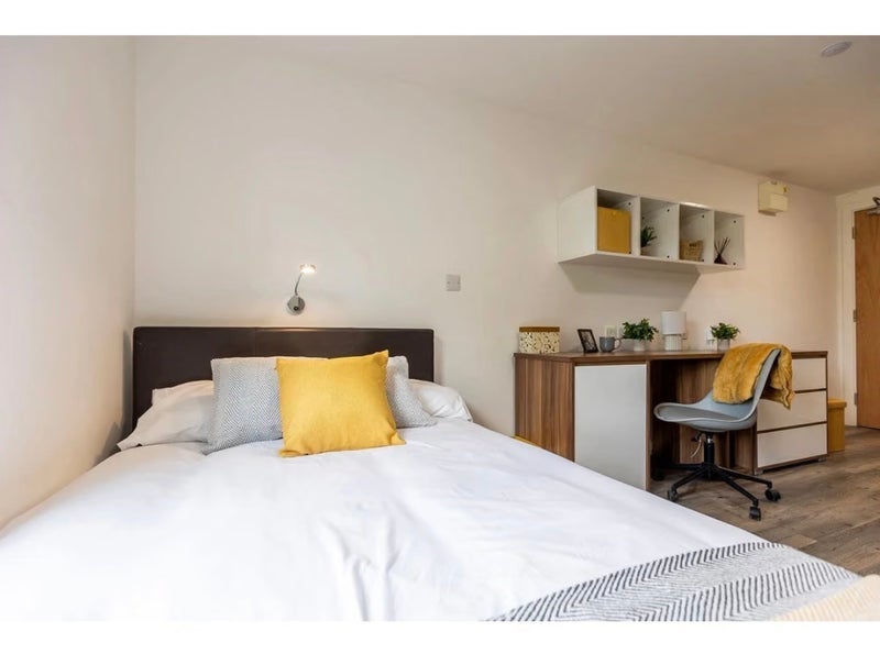Flat Servia Hill in Leeds