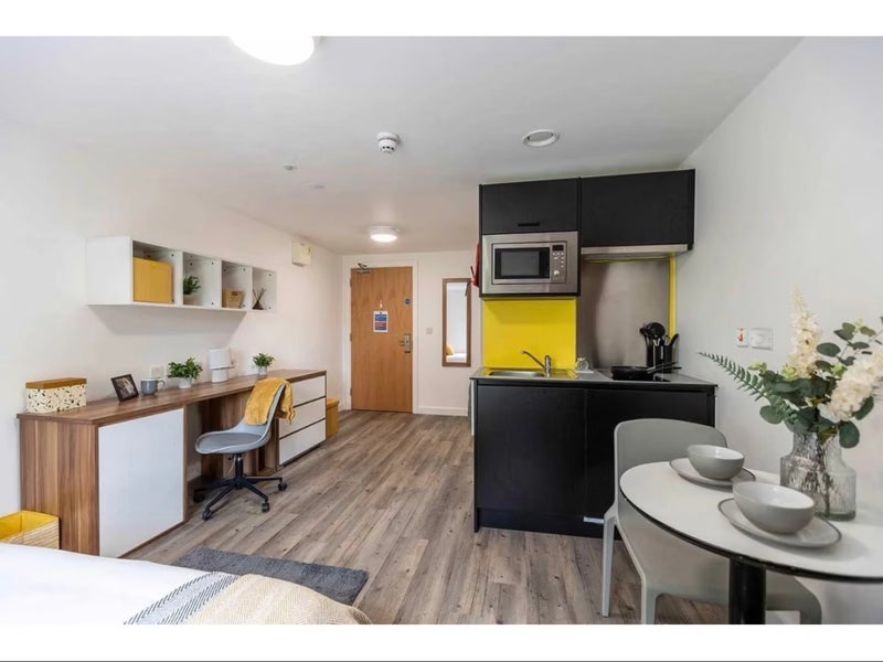 Flat Servia Hill in Leeds