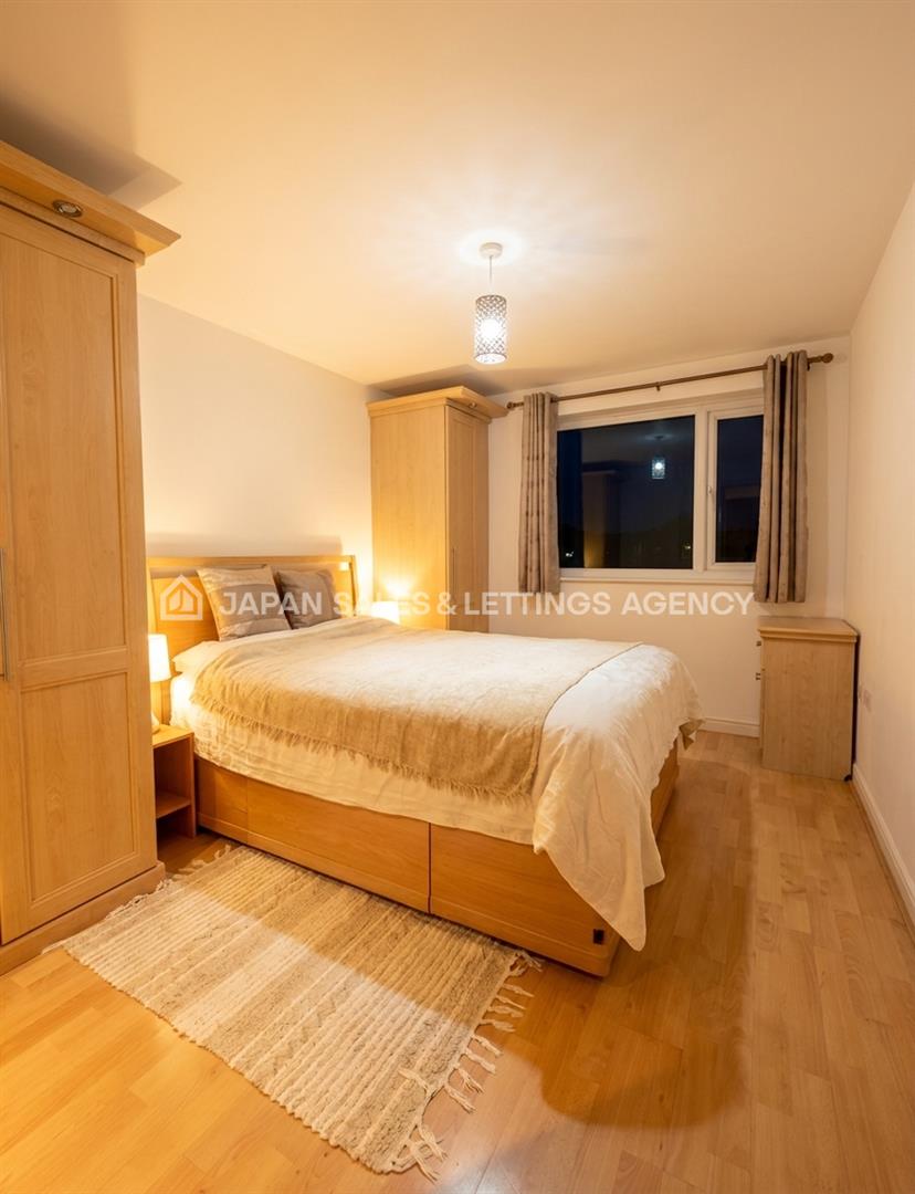 Flat Broadway in Greater London