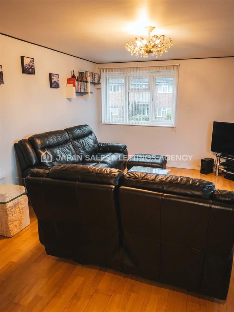 Flat Broadway in Greater London