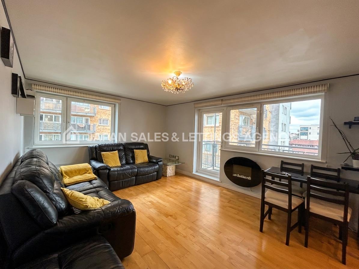 Flat Broadway in Greater London