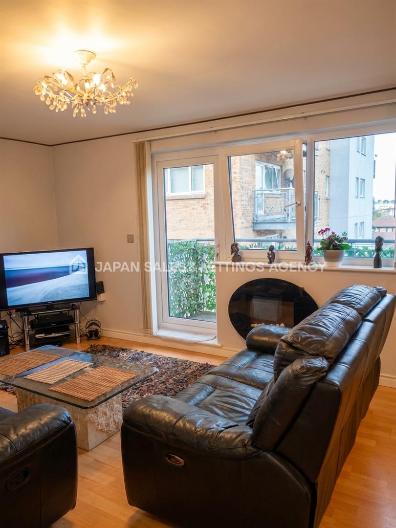 Flat Broadway in Greater London