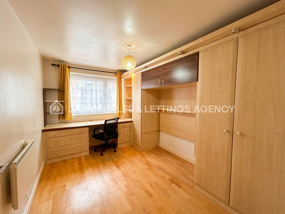 Flat Broadway in Greater London