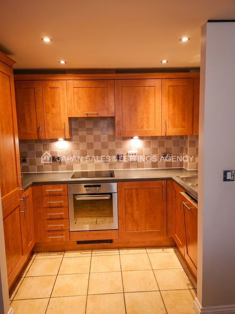 Flat Broadway in Greater London