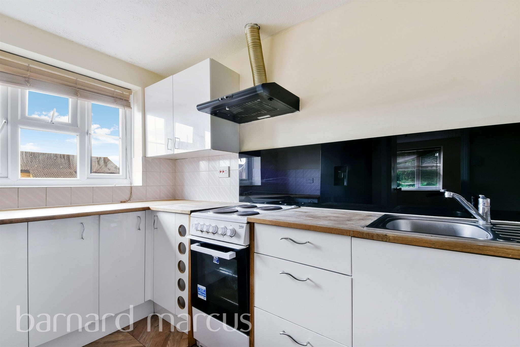Flat Spring Grove in Greater London