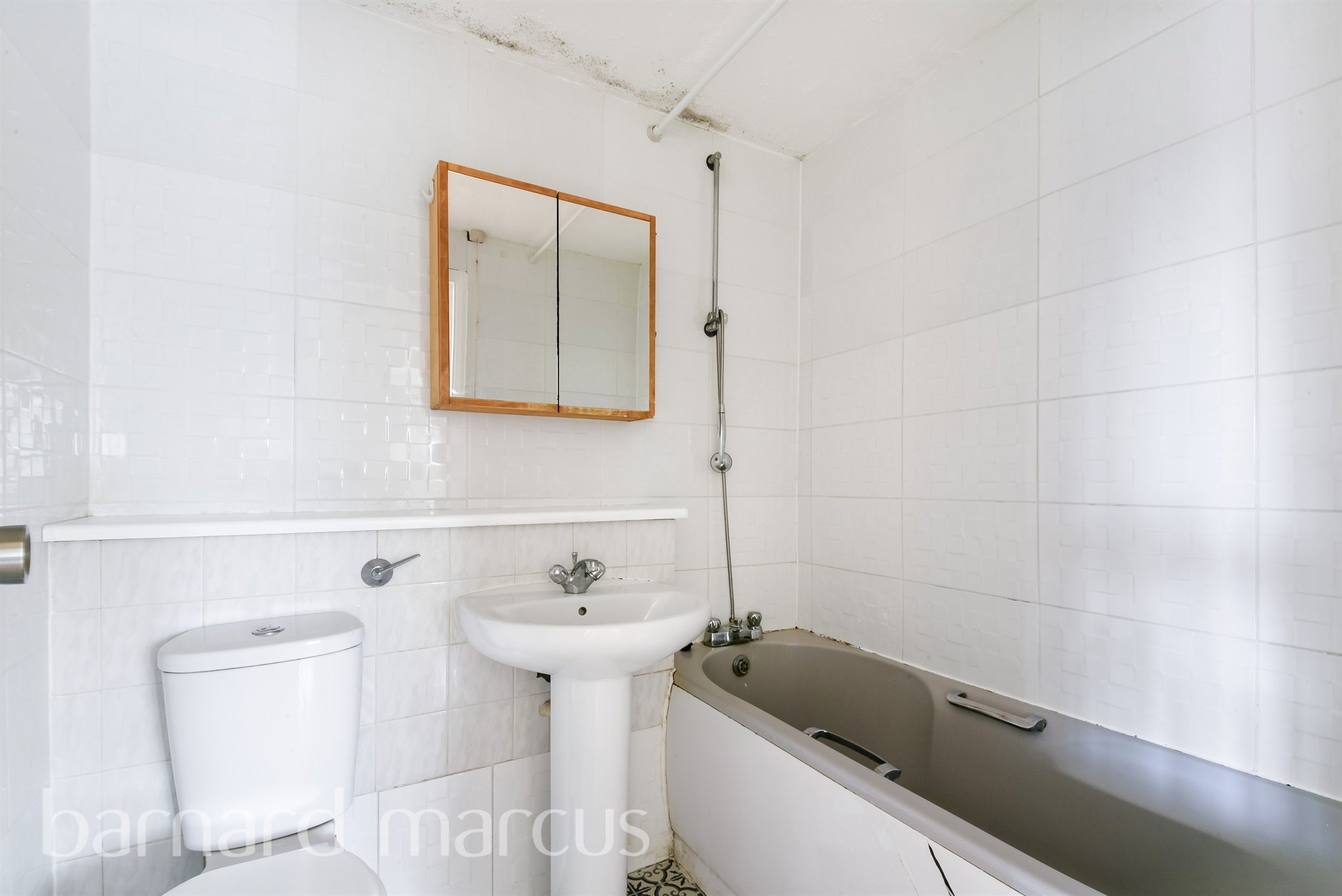 Flat Spring Grove in Greater London