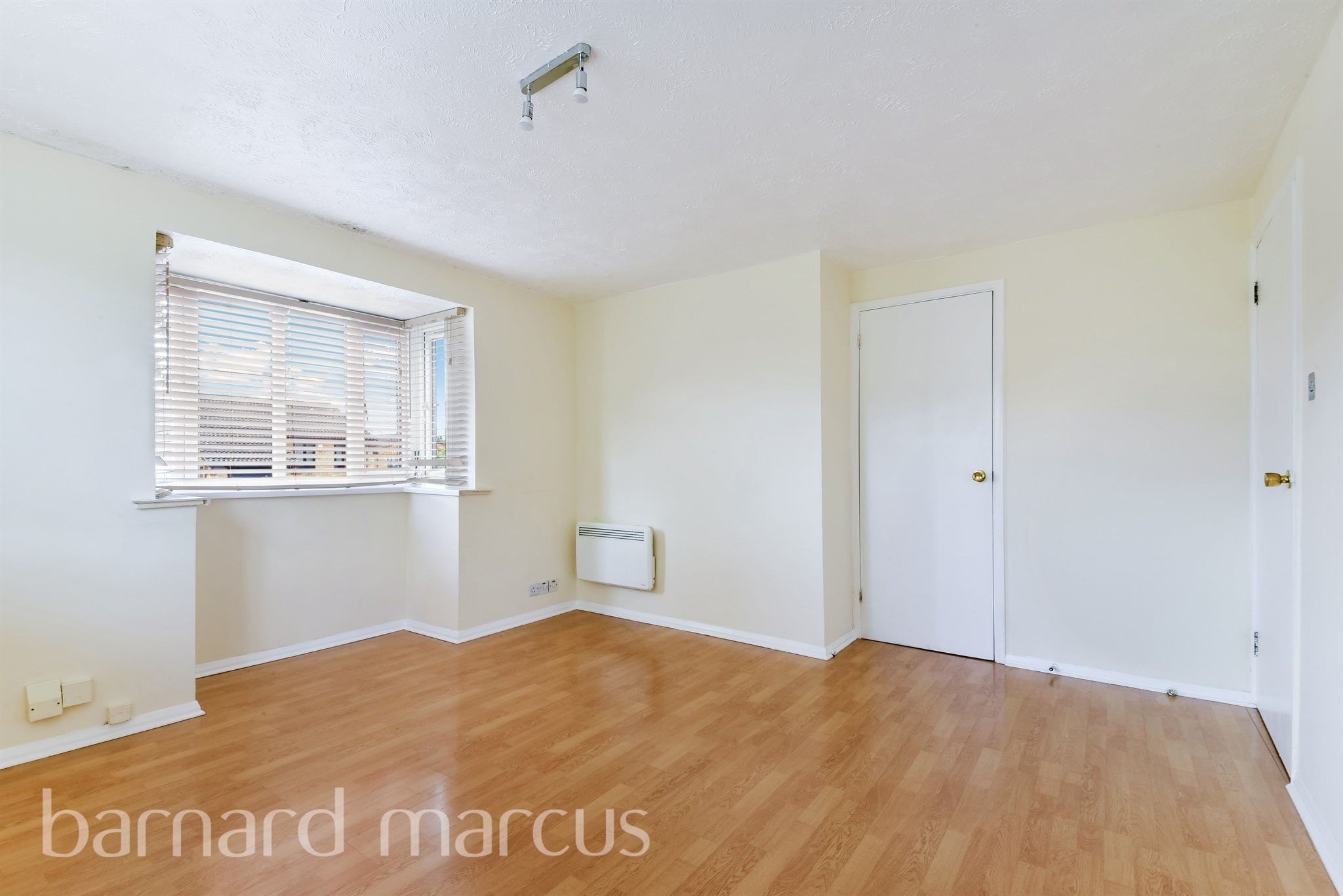 Flat Spring Grove in Greater London