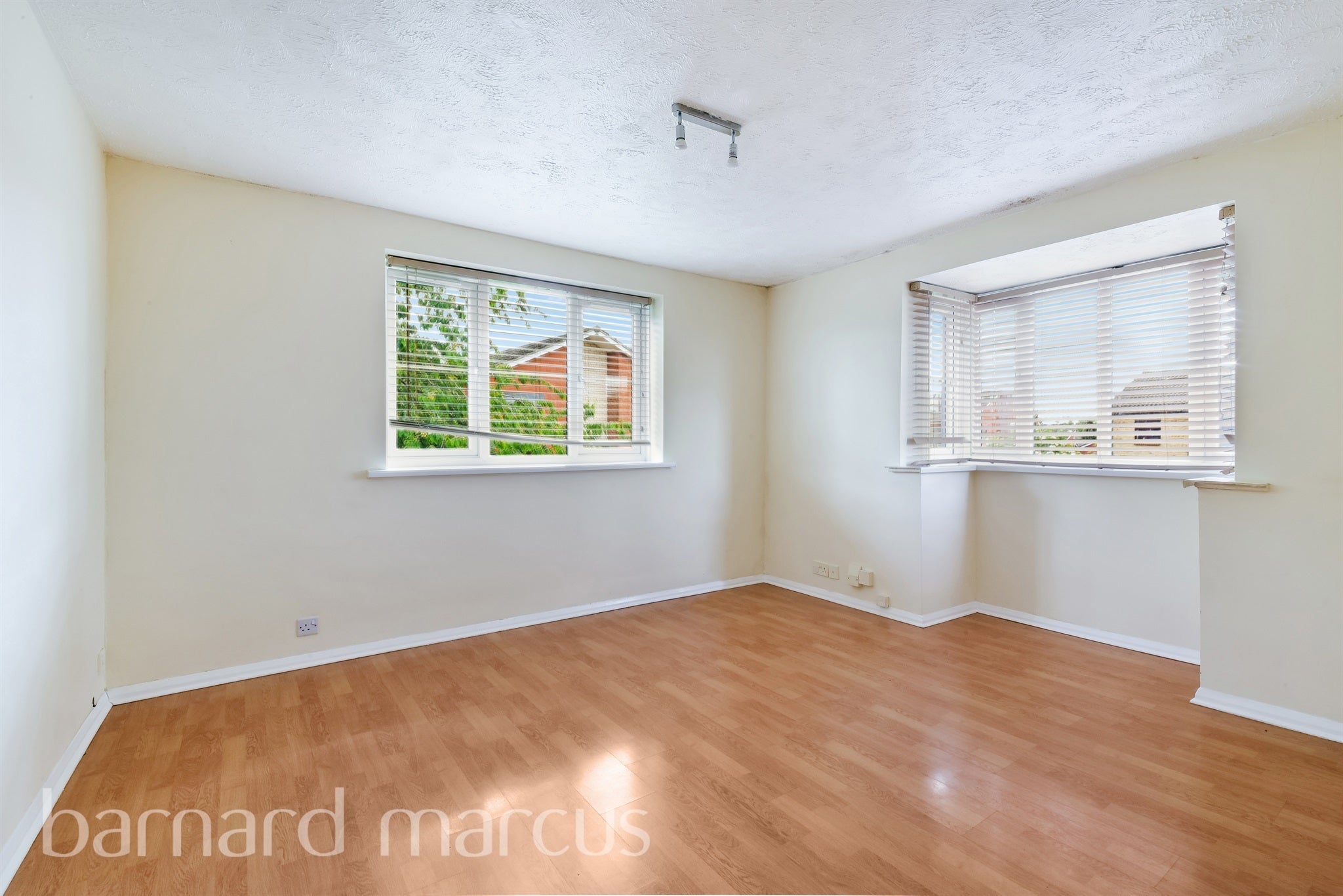 Flat Spring Grove in Greater London