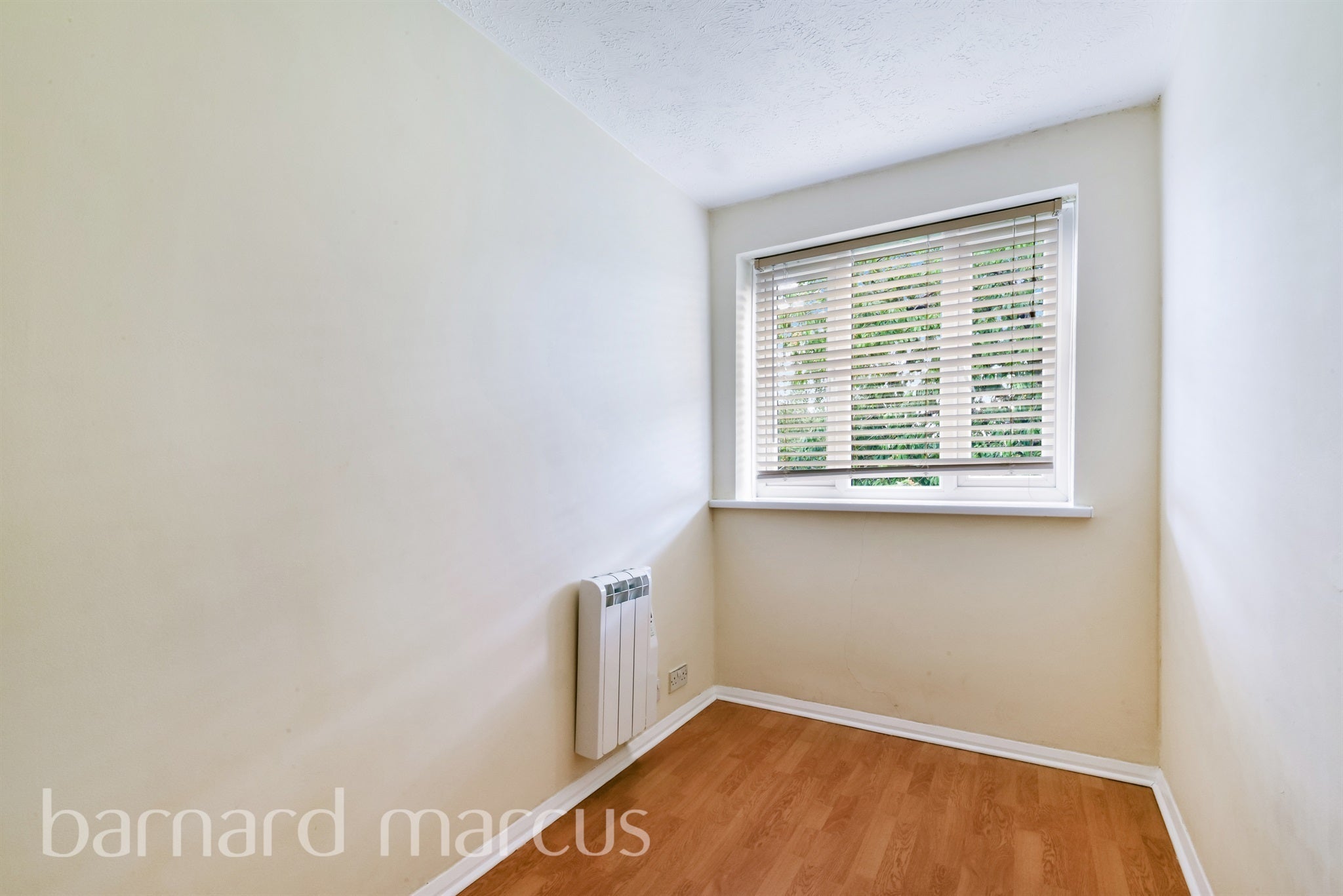 Flat Spring Grove in Greater London