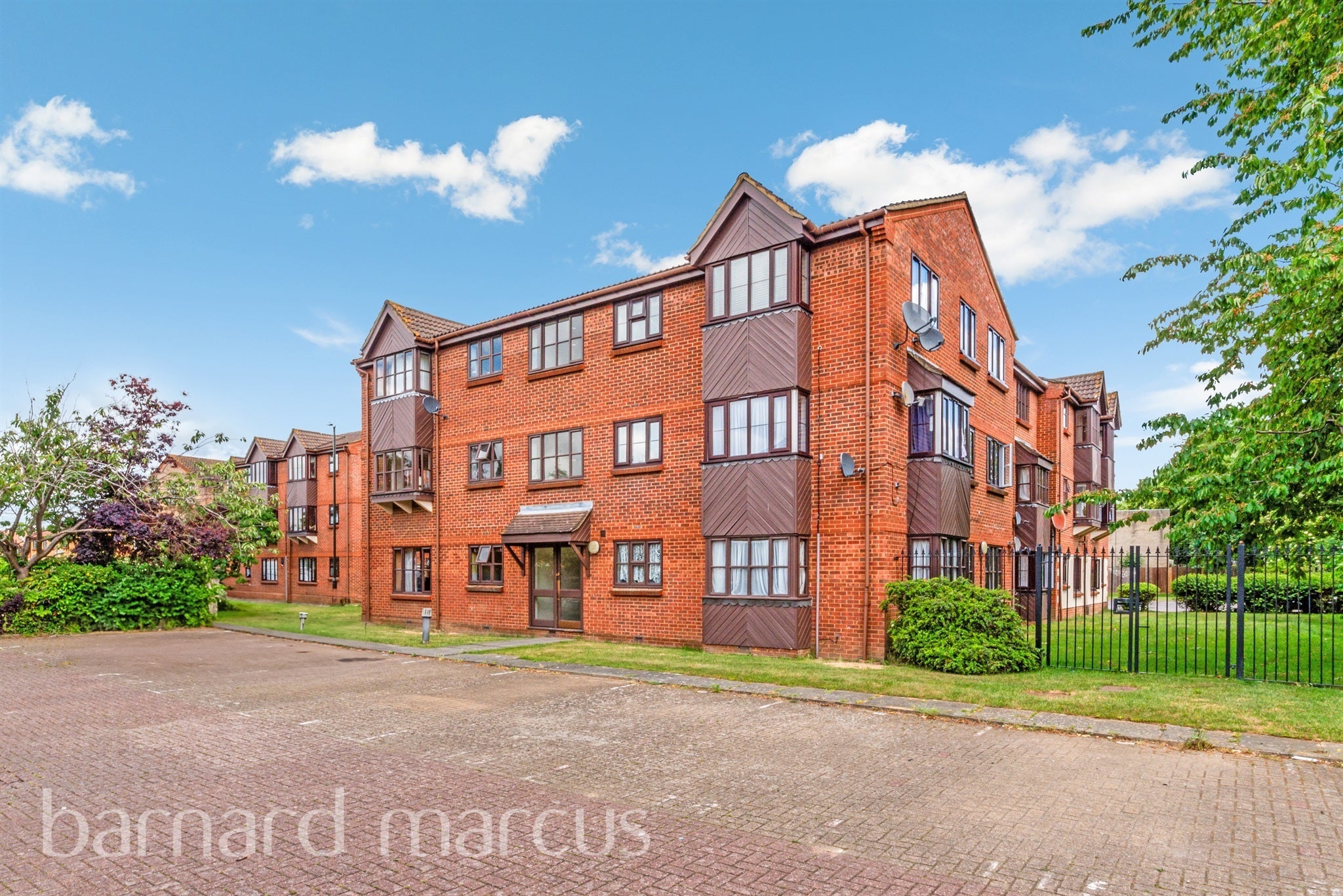 Flat Spring Grove in Greater London