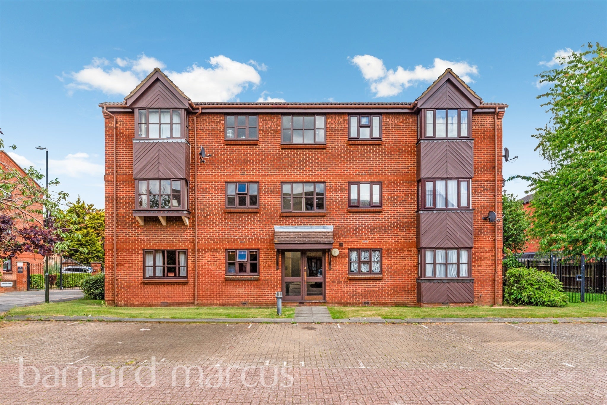 Flat Spring Grove in Greater London