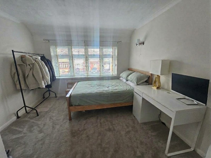 Room Byron Avenue in Greater London
