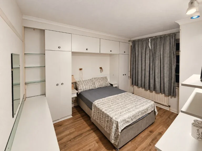 Room London Road in Greater London