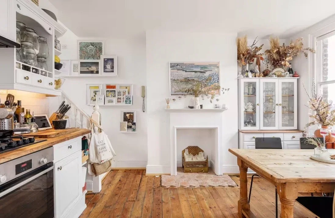 Flat Montague Avenue in Greater London
