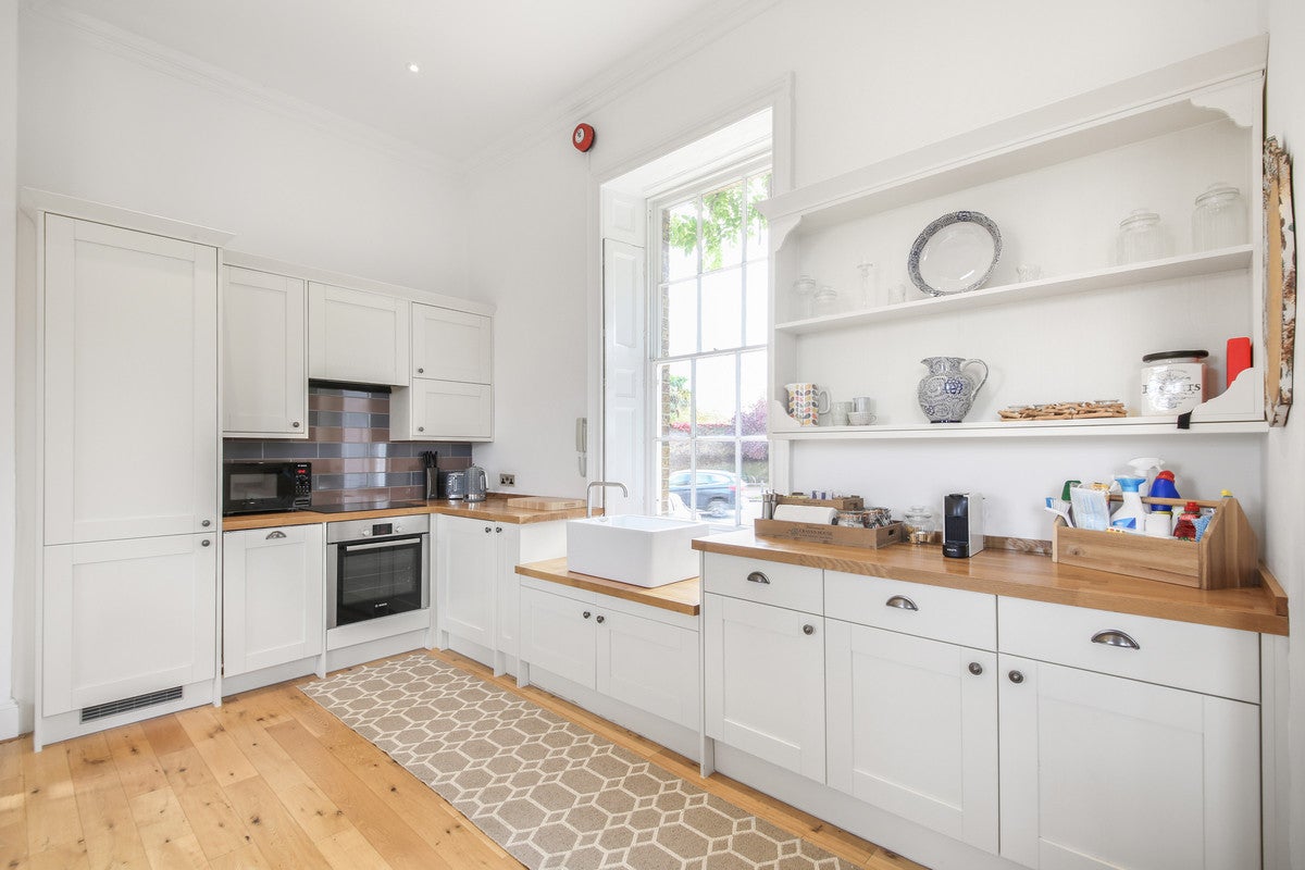Flat Hampton Court Road in Greater London
