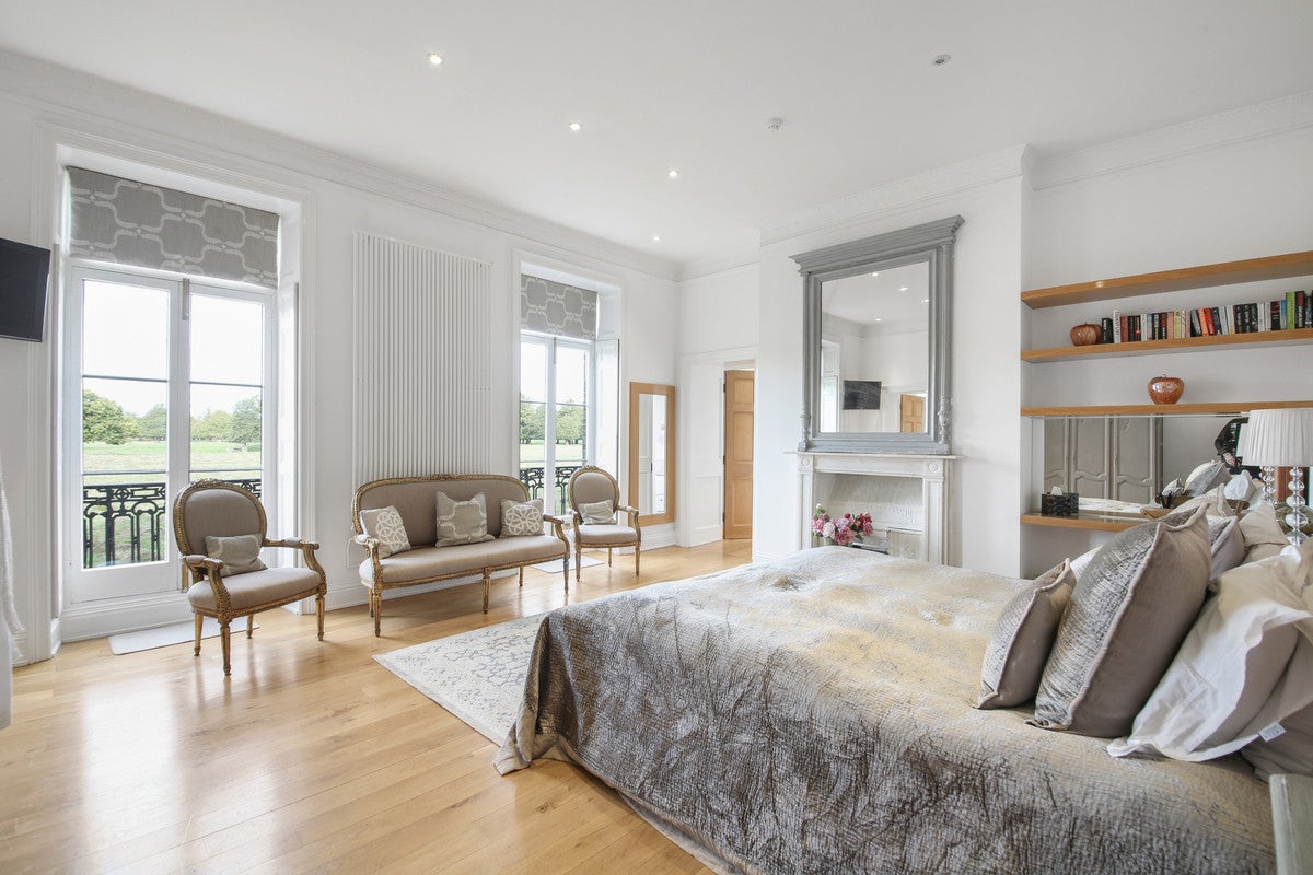 Flat Hampton Court Road in Greater London