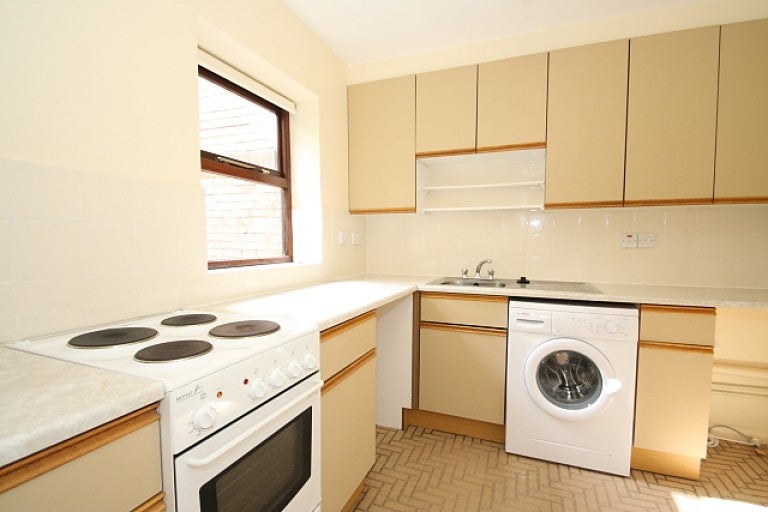 Flat Mount Hermon Road in Woking