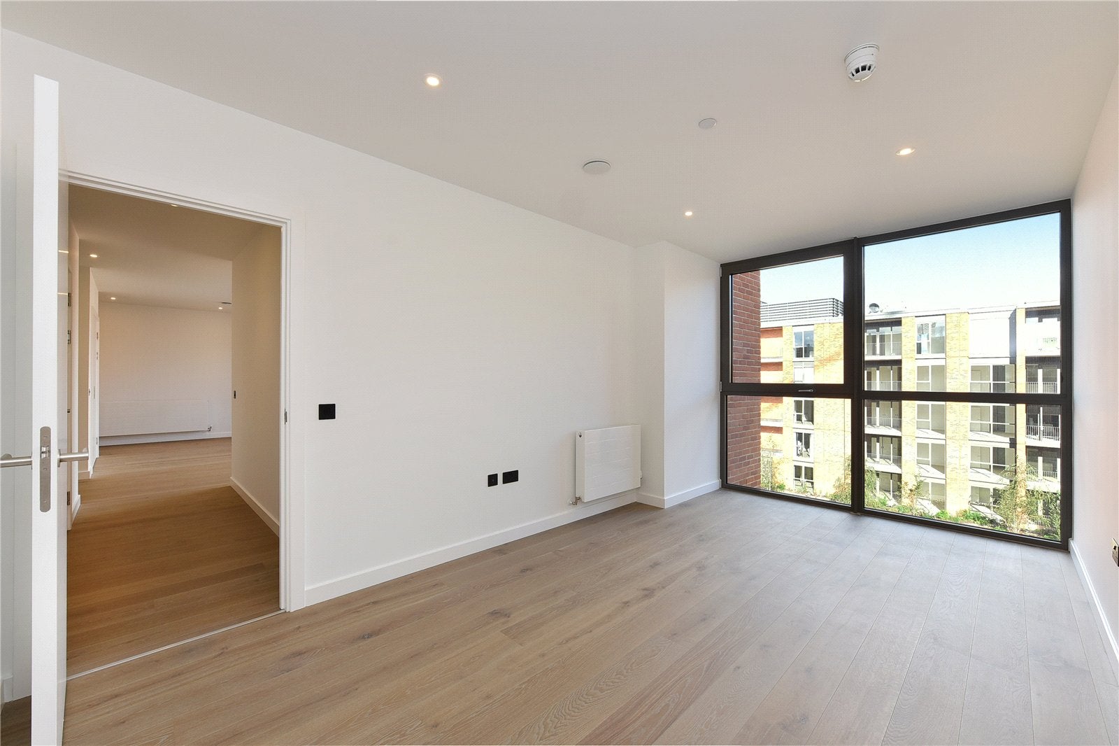 Flat Carnwath Road in Greater London