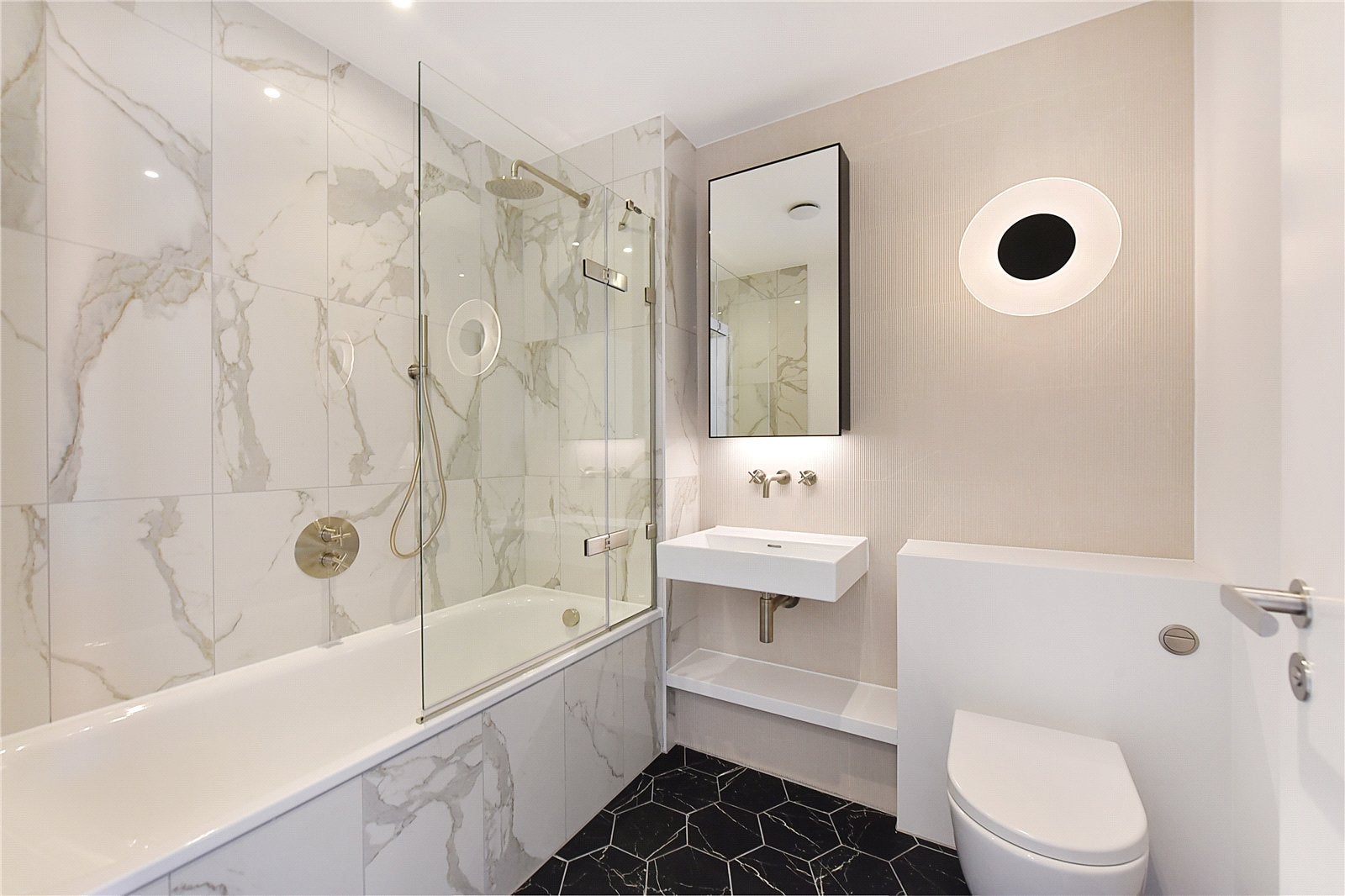 Flat Carnwath Road in Greater London