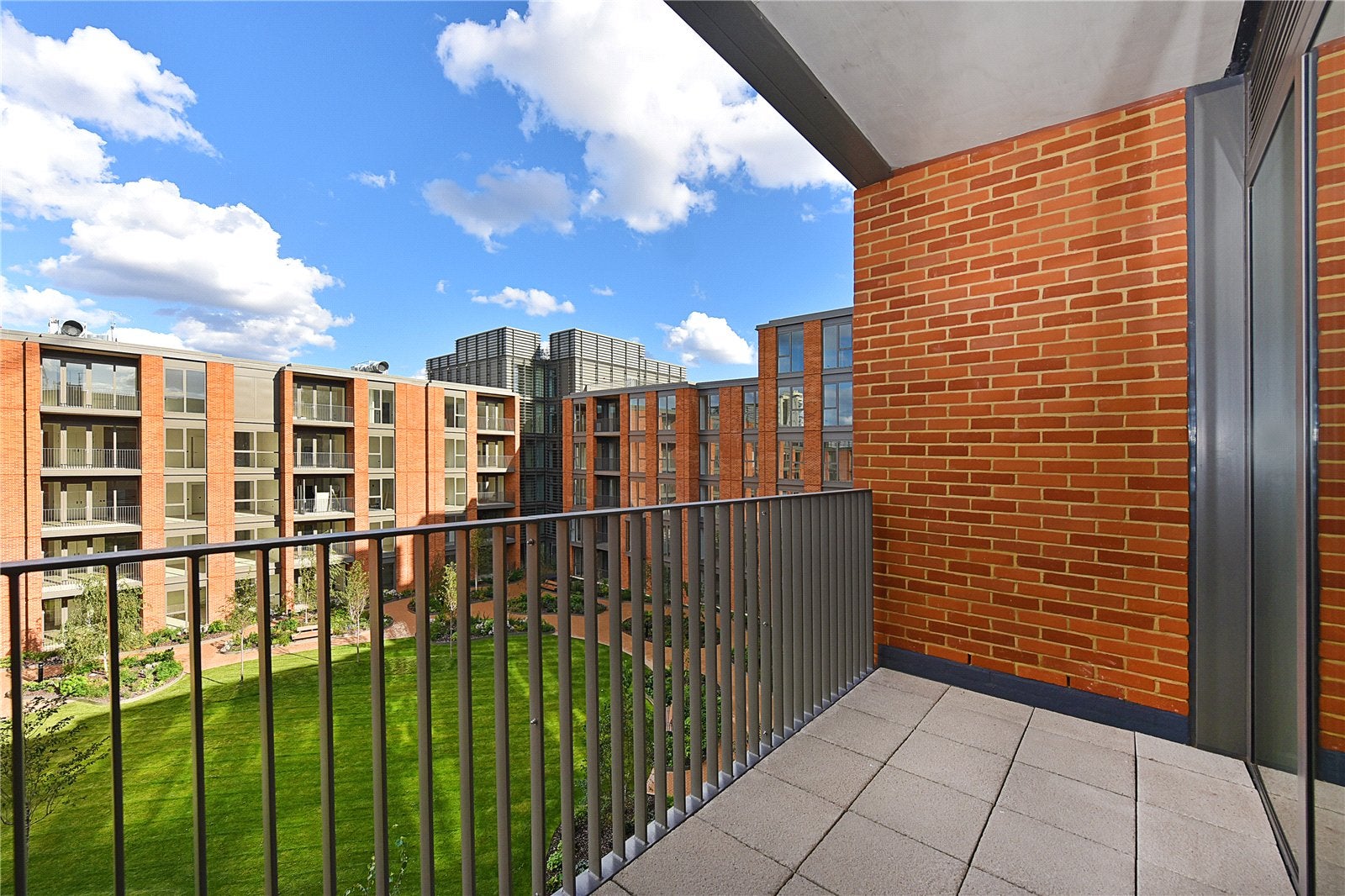 Flat Carnwath Road in Greater London